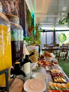 una mesa con comida y bebidas encima en Caloura Fire Accommodation, en Lagoa