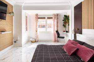 sypialnia z łóżkiem i krzesłem w pokoju w obiekcie Apartament irun w mieście Irún