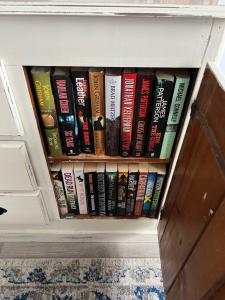 uma estante cheia de livros em Rainbows End em Redcliffe