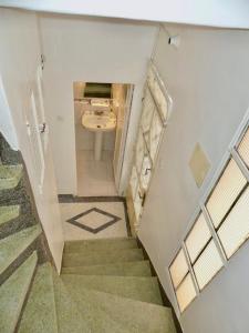 Eine Treppe führt zu einem Bad mit einem Waschbecken und einem WC. in der Unterkunft A Cozy Home right in the heart of Tangier in Tangier
