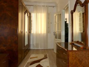 ein Badezimmer mit einem großen Spiegel und einer Kommode in der Unterkunft A Cozy Home right in the heart of Tangier in Tangier