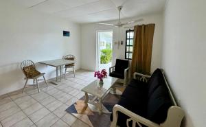 Khu vực ghế ngồi tại Kenepa Resort