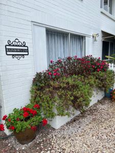 eine Fensterbox mit Blumen vor einem Haus in der Unterkunft Rainbows End in Redcliffe