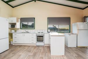 Billede fra billedgalleriet på Endeavour - Rustic Two-Bedroom Home With Stunning Ocean & 1770 Headland Views i Seventeen Seventy