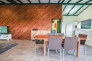 Billede fra billedgalleriet på Endeavour - Rustic Two-Bedroom Home With Stunning Ocean & 1770 Headland Views i Seventeen Seventy + 17 billeder