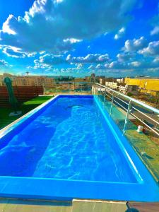 Bazén v ubytování رويال جروب اربد Royal Group Hotel nebo v jeho okolí
