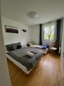 1 dormitorio con 2 camas y ventana en Sweet Dreams en Honfleur