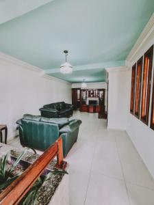uma sala de estar com sofás e um sofá em Diamantina Palace Hotel em Morro do Chapéu