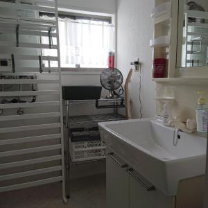 baño con lavabo blanco y ventilador en Lapus Honmachi No.200 / Vacation STAY 57908 en Hikone