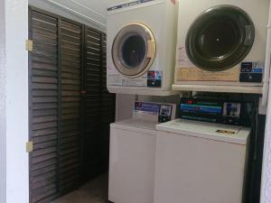 lavadero con secadora y lavadora en Lapus Honmachi No.200 / Vacation STAY 57908, en Hikone