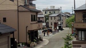 una calle vacía en una ciudad con edificios en Lapus Honmachi No.200 / Vacation STAY 57908, en Hikone