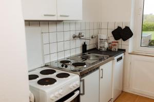a white kitchen with a stove and a sink at 5 Bett-Wohnung in guter Lage von Geilenkirchen in Geilenkirchen
