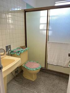 a bathroom with a toilet and a sink at Seguridad y Tranquilidad in Caracas