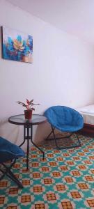 una stanza con due sedie e un tavolo e un letto di hotel Suyay Lodge Tarapoto a Tarapoto