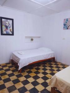 Tempat tidur dalam kamar di hotel Suyay Lodge Tarapoto
