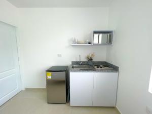 a small kitchen with a stove and a microwave at Magico Apartaestudio con Piscina 1 Habitacion PR29 in Montería
