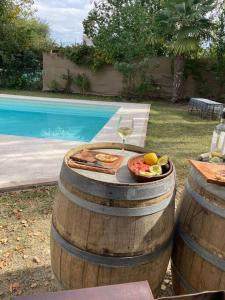a table with a plate of food and a glass of wine at Encantadora casa de campo in Ciudad Lujan de Cuyo