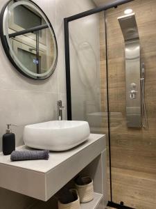 雅典的住宿－West Comfort - near Agia Marina metro，浴室配有白色水槽和淋浴。