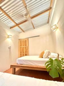 a bedroom with a bed in a room with a window at Casa Costa Salvaje in El Gigante