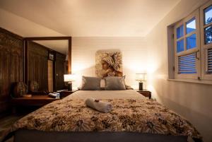 Un dormitorio con una cama grande con una mujer. en Cottage Saudade - Les Terres Basses, en Marigot