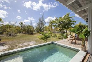 una casa con piscina e patio di Cottage Saudade - Les Terres Basses a Les Terres Basses