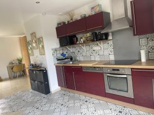 Köök või kööginurk majutusasutuses La Balneaire maison de standing tout confort