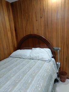 Studio Arenas في أريكيبا: غرفة نوم مع سرير مع لوح خشبي للرأس