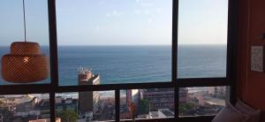 Elle offre une vue sur l'océan depuis sa fenêtre. dans l'établissement Studio com vista do Mar em Salvador/Ba, à Salvador
