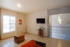 ein Wohnzimmer mit Sofa und Fernseher in der Unterkunft Planta Alta in Ensenada