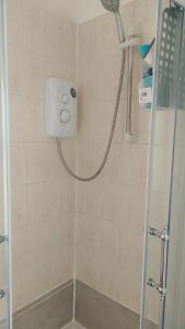 La salle de bains est pourvue d'une douche avec un pommeau de douche. dans l'établissement Hilltop Place Suites Flat Above 250, à Sheffield