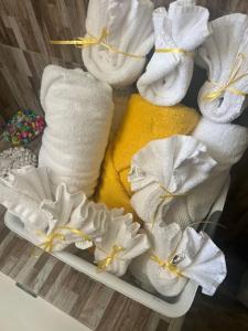einen Haufen Handtücher auf einer weißen Platte in der Unterkunft Room in Apartment - Bahamas petapat suite in Nassau