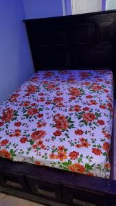 een bed met een bloemdekbed erop bij Royal Island Breeze Resort SL in Freetown
