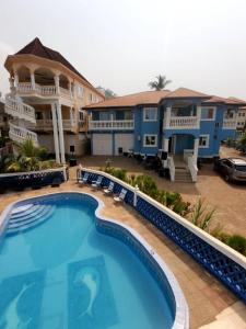 una gran piscina frente a un edificio en Royal Island Breeze Resort SL en Freetown