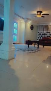 salon z ławką w środku pokoju w obiekcie Royal Island Breeze Resort SL w mieście Freetown