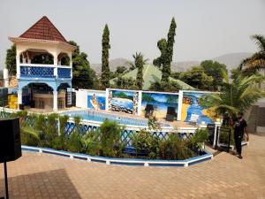 een gebouw met schilderijen aan de zijkant bij Royal Island Breeze Resort SL in Freetown