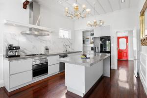Кухня или мини-кухня в Freemans Bay Home by Urban Rest

