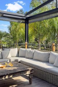オークランドにあるFreemans Bay Home by Urban Restの白いソファとテーブル付きのパティオ