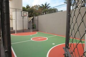 um campo de basquetebol com uma rede e um cesto de basquetebol em Apto Moderno e Acolhedor em São Paulo