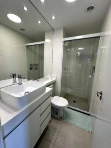 uma casa de banho com um lavatório, um WC e um chuveiro em Apto Moderno e Acolhedor em São Paulo
