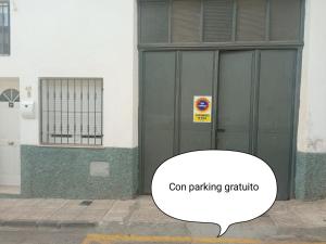 un bâtiment avec une porte munie d'un panneau. dans l'établissement Miguel y Rosa 2, à Tíjola