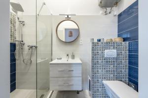 bagno con doccia, lavandino e specchio di 157m2 Luxury Giant Apartment Complex with 4 Free Garages a Budapest