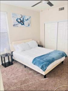 um quarto com uma cama com um cobertor azul em Las Vegas Apartment near the strip em Las Vegas