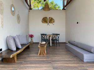 a living room with a couch and a table at Coral De Fuego Isla Fuerte in Puerto Limón