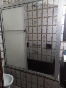 eine Dusche mit Glastür im Bad in der Unterkunft Casa entre el centro y el río, la Mejor Ubicación en Paraná in Paraná