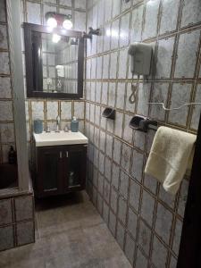 uma casa de banho com um lavatório e um espelho em Casa entre el centro y el río, la Mejor Ubicación en Paraná em Paraná