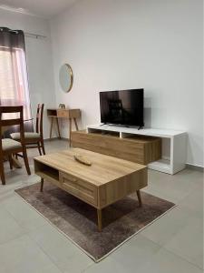 Μια τηλεόραση ή/και κέντρο ψυχαγωγίας στο Apartamento moderno I - T1 - Cidade do Porto Novo - Ilha Santo Antão