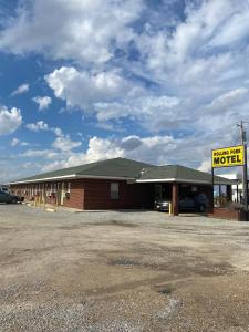 ein Gebäude mit einem Schild vor einem Motel in der Unterkunft Rolling Fork Motel 