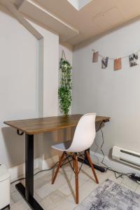 einen Schreibtisch und einen weißen Stuhl in einem Zimmer in der Unterkunft Room at the heart of East Village 1 in New York