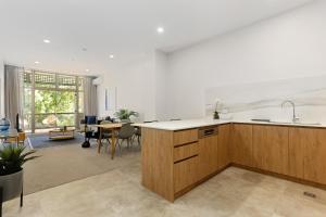 uma cozinha com um balcão e uma sala de jantar em Hobson Quay Apartments by Urban Rest em Auckland