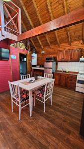 eine Küche mit einem Tisch und Stühlen im Zimmer in der Unterkunft Entre montañas in San Carlos de Bariloche